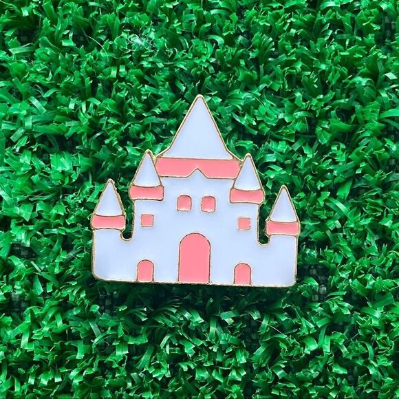 Castle Alice in Wonderland Collection Enamel Pin - Picture 6 of 6